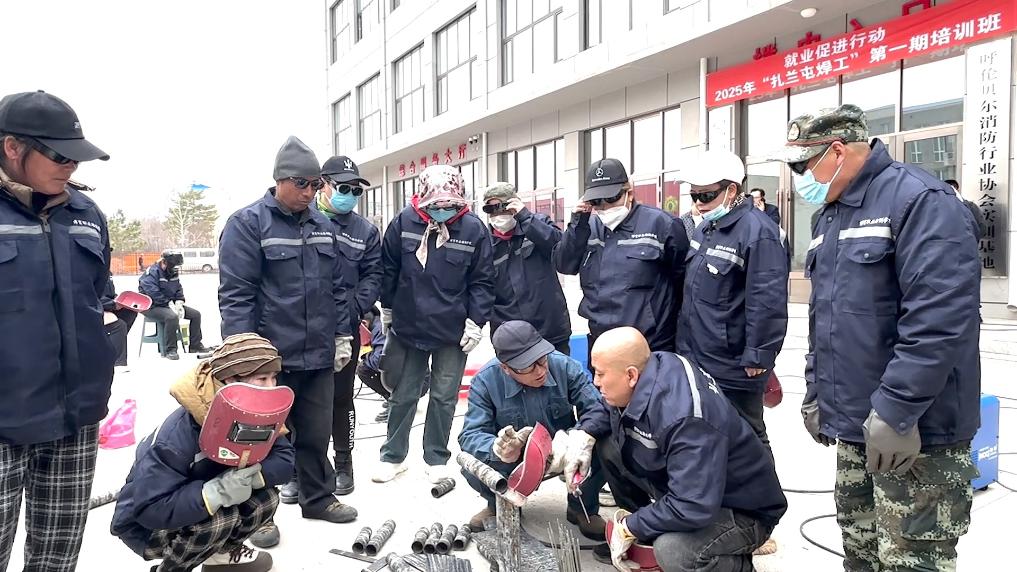 九游娱乐网站：新华视点丨多措并举打好稳就业“组合拳”(图6)