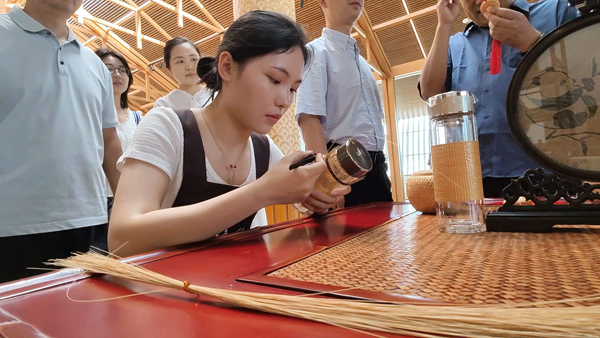 九游娱乐：中华环保世纪行⑧一竿翠竹“撬”动绿色产业未来(图1)