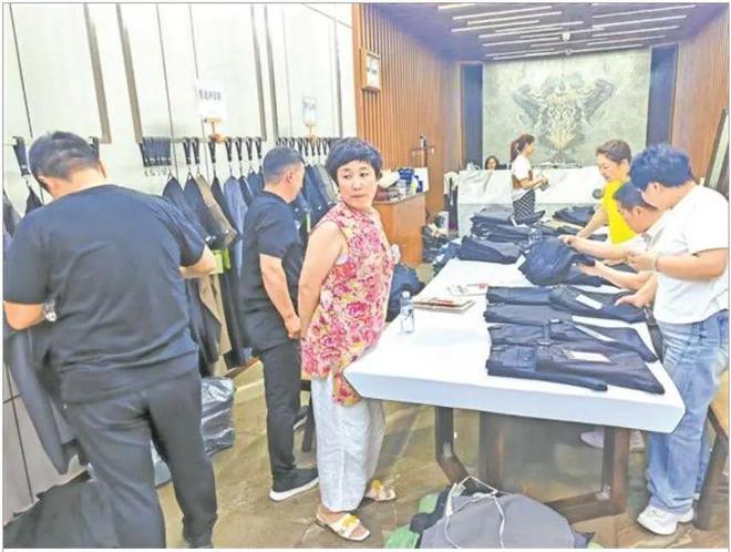 九游娱乐平台：实探！东北最大服装批发市场：年交易额超900亿销往120多个国家和地区(图2)