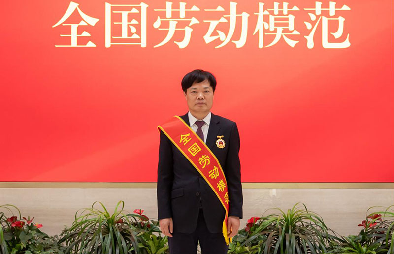 九游娱乐网站：初心如炬勇争先——“全国劳模”李立新的34年奋斗征程(图1)