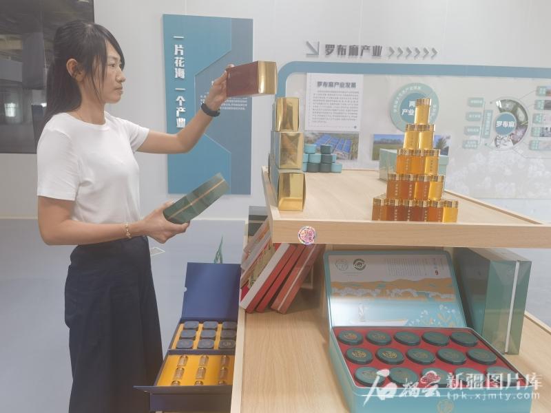 九游娱乐平台：戈壁野草变身“黄金纤维”——尉犁县罗布麻“链”成富民增绿大产业br(图2)