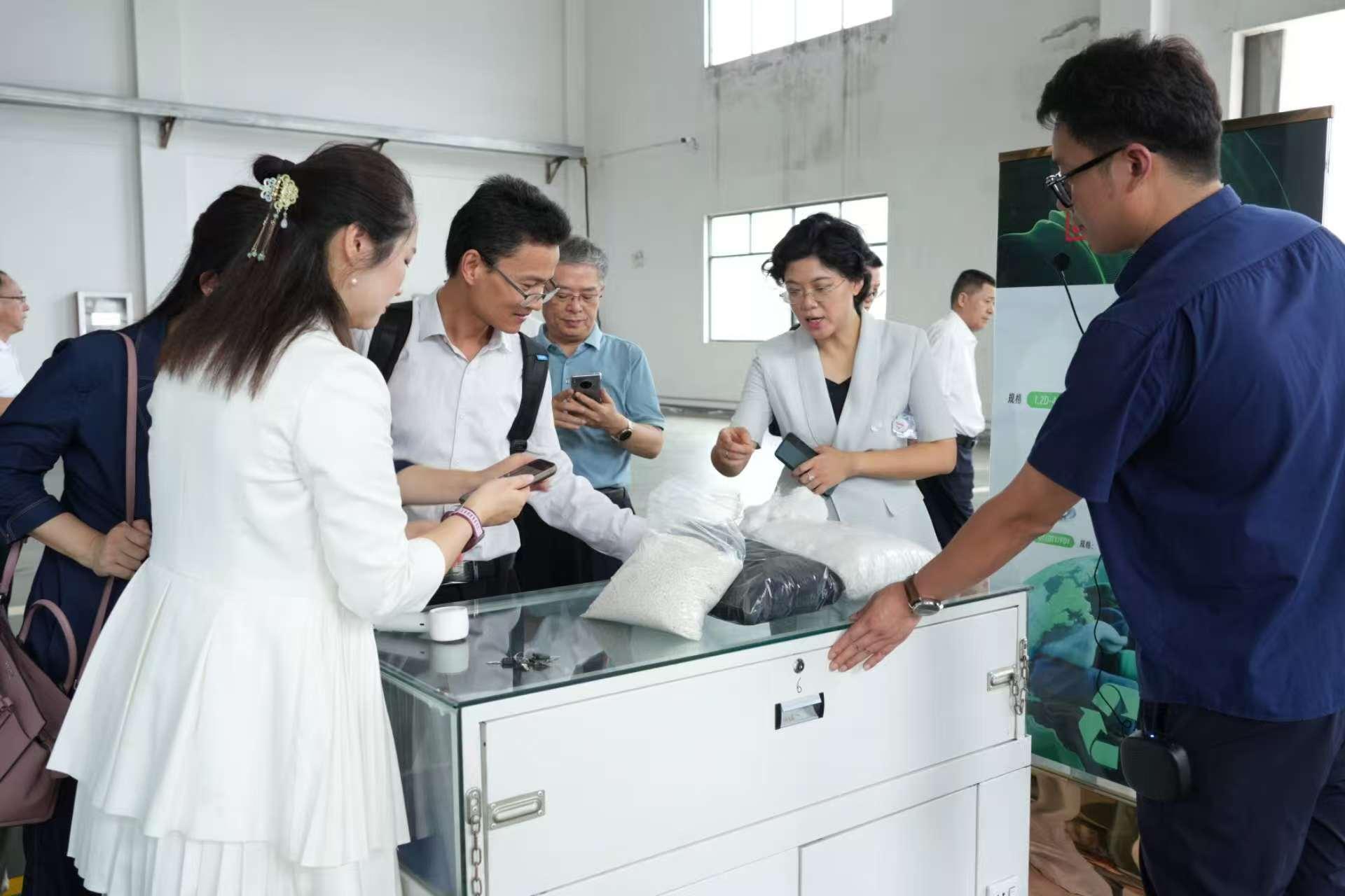 九游娱乐：促进民营经济高质量发展丨安徽新登利：创新科技解锁“点废成衣”绿色密码(图1)