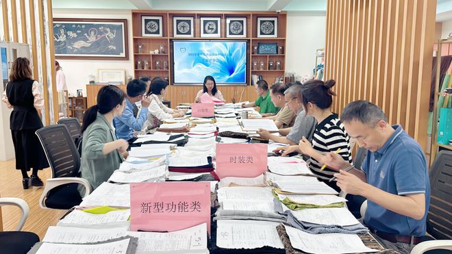 九游娱乐网站：石墨烯+菌草纤维+超高分子量聚乙烯化纤长丝创新面料设计大赛揭示工艺趋势(图2)