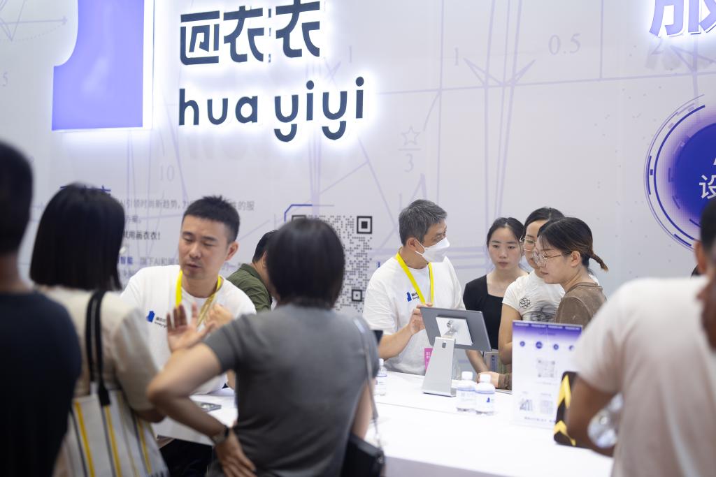 九游娱乐网站：智慧衣橱、环保时装……从展会看服装业向“新”力(图2)