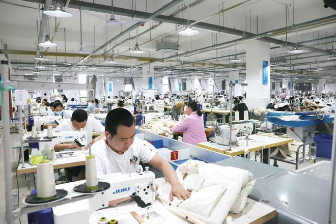 九游娱乐网站：10万天门服装人“群凤还巢”托起服装电商产值突破500亿｜活力中国调研行(图3)