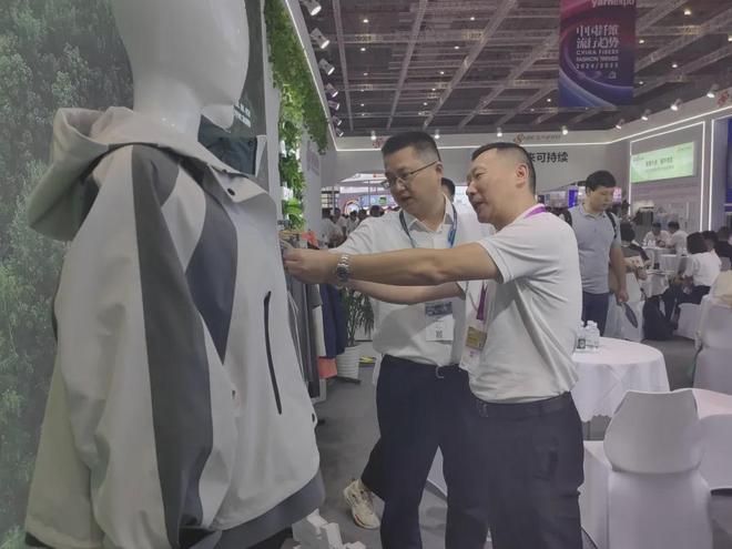 九游娱乐：向世界展示盛泽面料“硬核实力”2024秋冬面辅料展“盛泽展团”再启新程(图2)