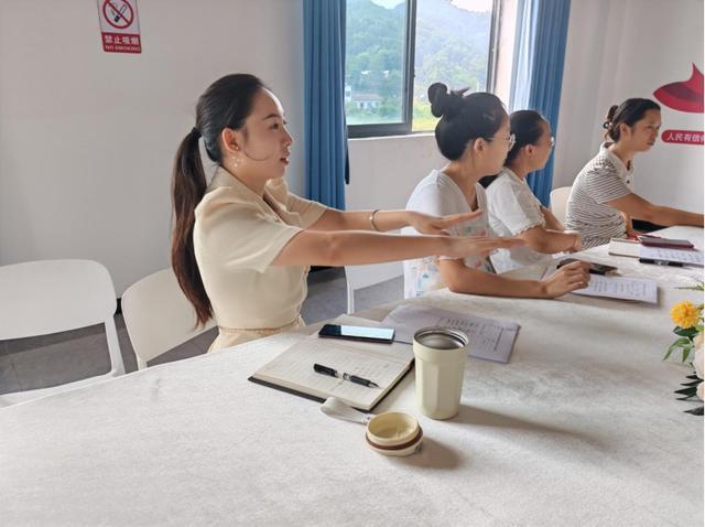 九游娱乐网站：宜宾市南溪区大观镇中心幼儿园开展2025年秋期幼儿早操教研活动(图2)