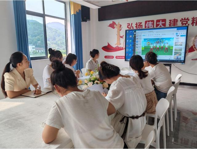 九游娱乐网站：宜宾市南溪区大观镇中心幼儿园开展2025年秋期幼儿早操教研活动(图1)