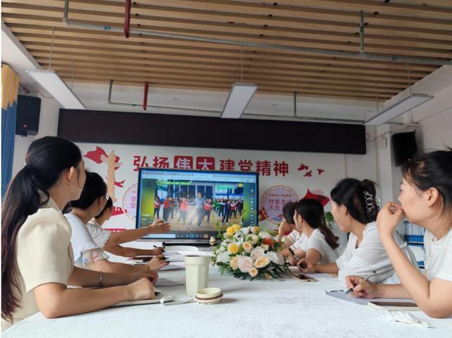 九游娱乐网站：宜宾市南溪区大观镇中心幼儿园开展2025年秋期幼儿早操教研活动(图3)