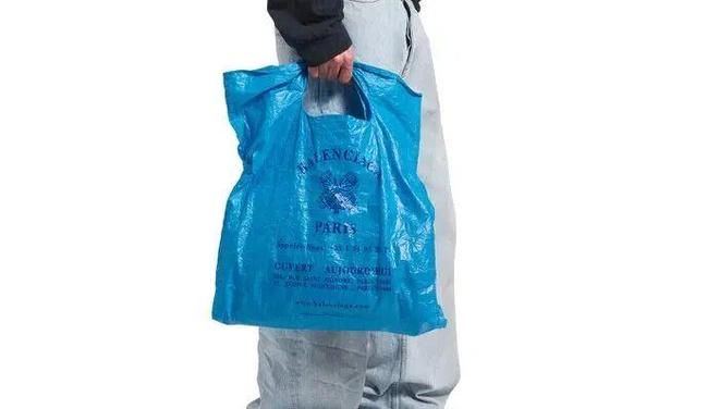 九游娱乐平台：8点1氪｜10月1日起纸质火车票将全面停用；巴黎世家8200元新包撞脸塑料袋；iPhone8Plus被苹果列为复古产品(图1)