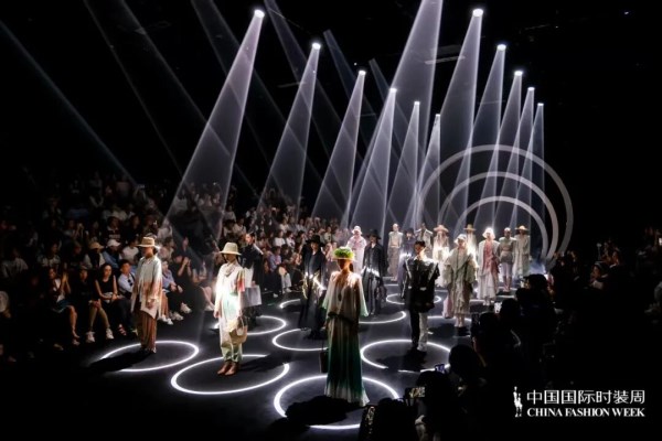 九游娱乐网站：“面料”蝶变“成衣”丨东方杯•2024中国女装设计大赛优秀作品亮相2025中国国际时装周(图1)