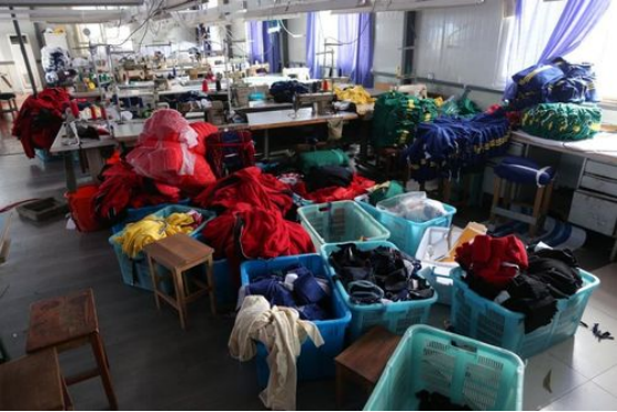 九游娱乐平台：当校服藏着安全隐患：孩子的健康责任链不能“断档”(图1)