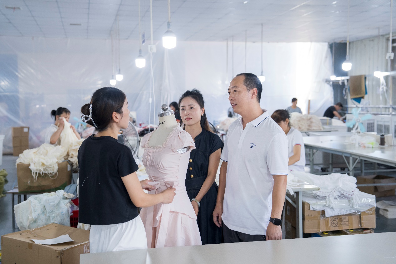 九游娱乐：数万“服二代”返乡创业：拼多多“千亿扶持”助力天门打造服装电商新城(图1)