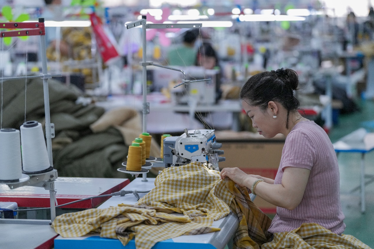 九游娱乐：数万“服二代”返乡创业：拼多多“千亿扶持”助力天门打造服装电商新城(图4)