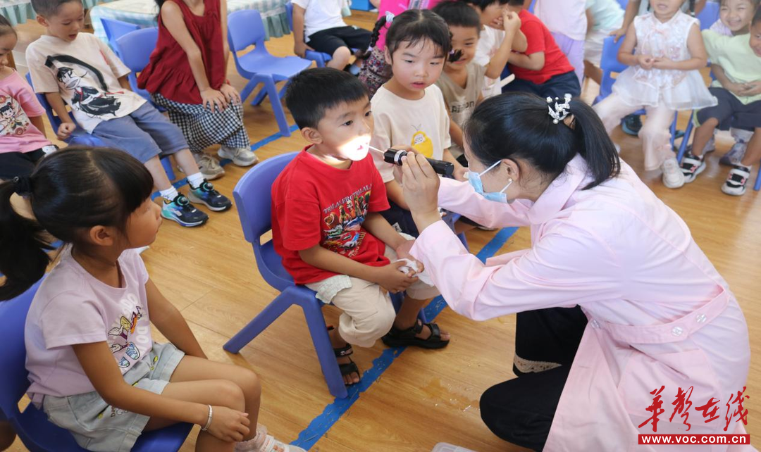 九游娱乐平台：为幼儿健康成长筑牢安全防线通道侗族自治县幼儿园开展食品安全急救演练(图1)