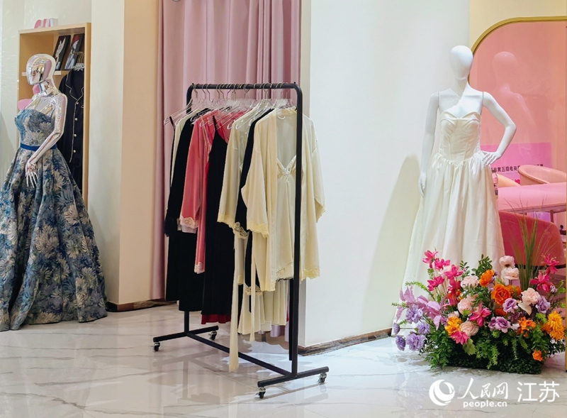 九游娱乐网站：苏北“主题服饰之都”转型背后“邮”力量(图2)