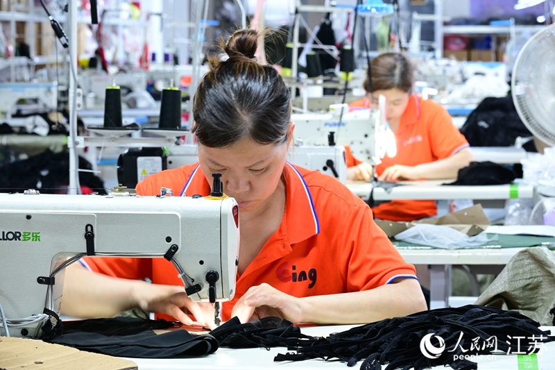 九游娱乐网站：苏北“主题服饰之都”转型背后“邮”力量(图1)