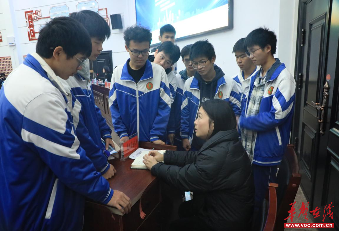 九游娱乐网站：澧县职业中专学校成功举办2025年企业进校园暨湖南萌恒服装辅料有限公司专场招聘会(图2)