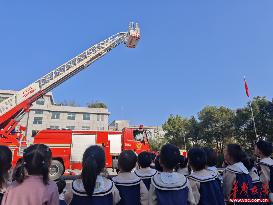 九游娱乐平台：探秘火焰蓝安全润童心洪江市龙标幼儿园小中班幼儿走进消防救援大队(图1)