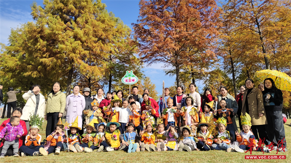 九游娱乐：临澧县第一完小幼儿园举行“秋拾童趣衣然环保”亲子时装秀活动(图1)