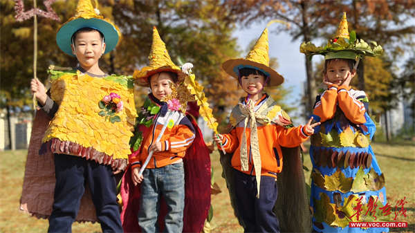 九游娱乐：临澧县第一完小幼儿园举行“秋拾童趣衣然环保”亲子时装秀活动(图2)