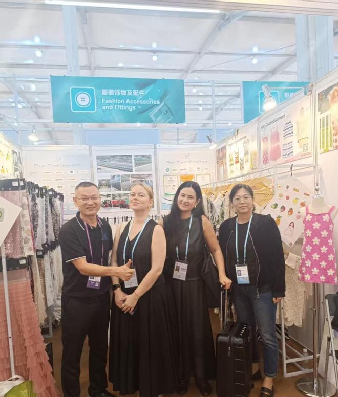 九游娱乐网站：广交会三期今日启幕澧信辅料40D18展位“刺绣海洋”引围观(图1)