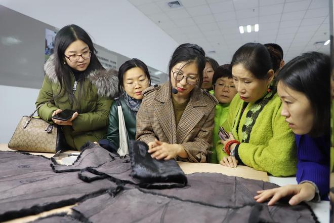 九游娱乐：张家口阳原裘皮“换装”：环保新赛道闯出冷冬暖流(图2)