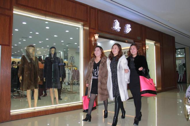 九游娱乐：张家口阳原裘皮“换装”：环保新赛道闯出冷冬暖流(图4)