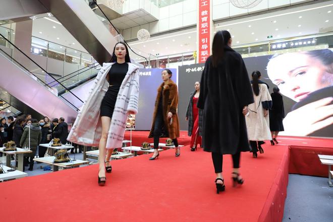 九游娱乐：张家口阳原裘皮“换装”：环保新赛道闯出冷冬暖流(图3)