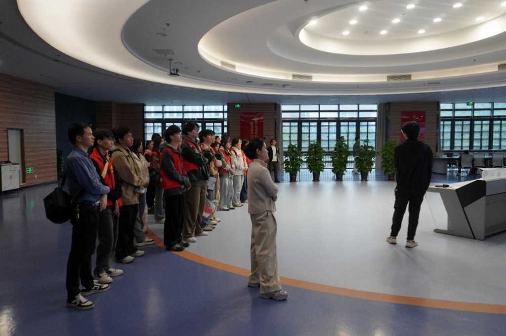 九游娱乐平台：局校互动探“风云”协同育人筑安全福州大学经管学院气象应急管理主题活动走近福建气象(图3)