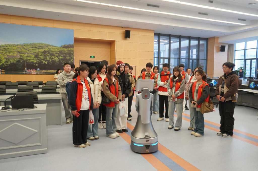 九游娱乐平台：局校互动探“风云”协同育人筑安全福州大学经管学院气象应急管理主题活动走近福建气象(图4)