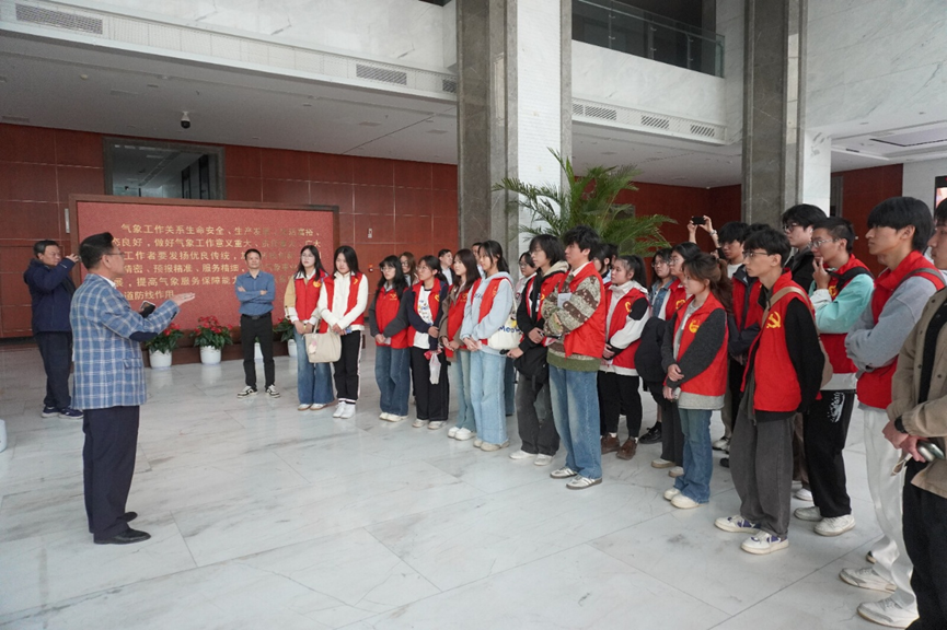 九游娱乐平台：局校互动探“风云”协同育人筑安全福州大学经管学院气象应急管理主题活动走近福建气象(图6)
