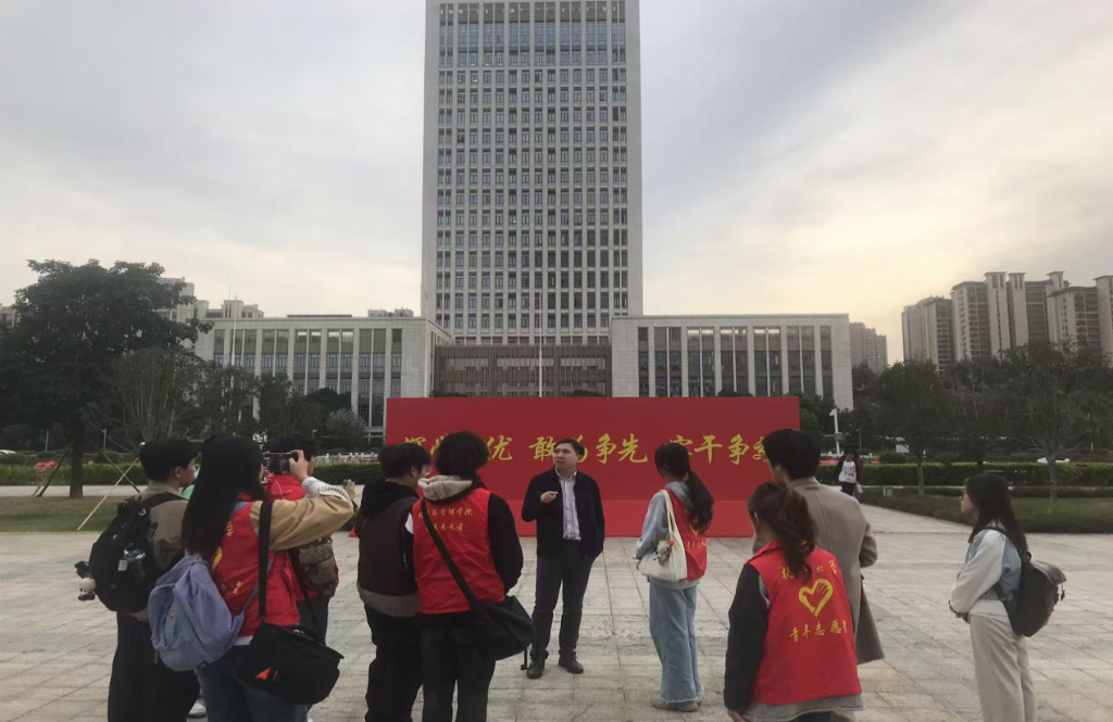 九游娱乐平台：局校互动探“风云”协同育人筑安全福州大学经管学院气象应急管理主题活动走近福建气象(图8)