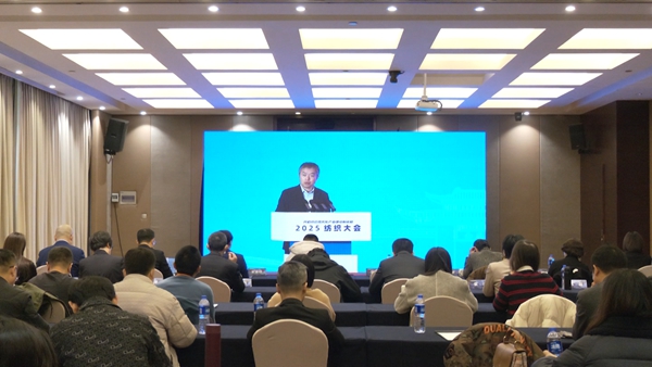 九游娱乐：聚势共青城赋能暖经济！2025纺织服装创新年会暨共青城羽绒产业发展大会圆满举行(图3)