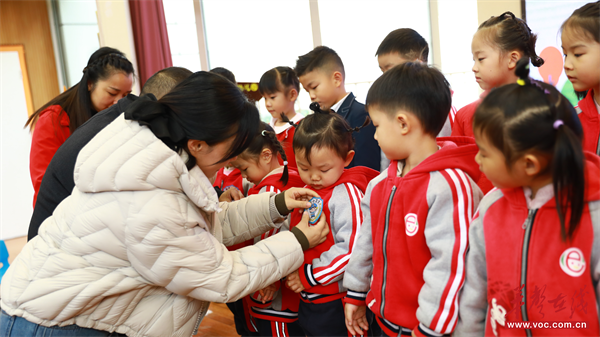 九游娱乐：站在“一米高度”聆听幼儿心声长沙市教育局幼儿园创新举办安全管理“儿童会议”(图4)