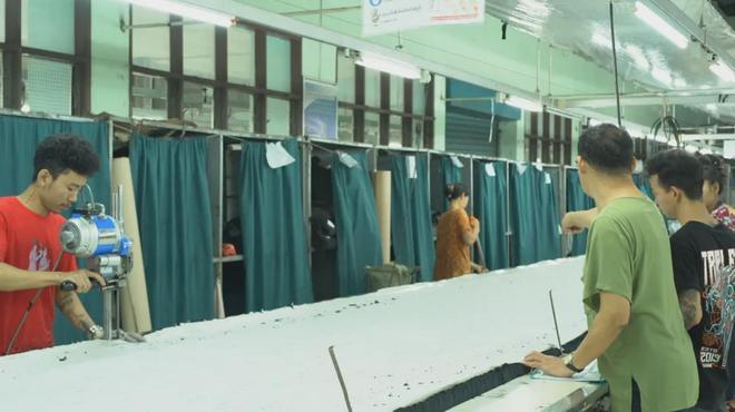 九游娱乐：一年赚50亿进口原料花40亿！缅甸服装厂老板的账本有个“大窟窿”(图3)