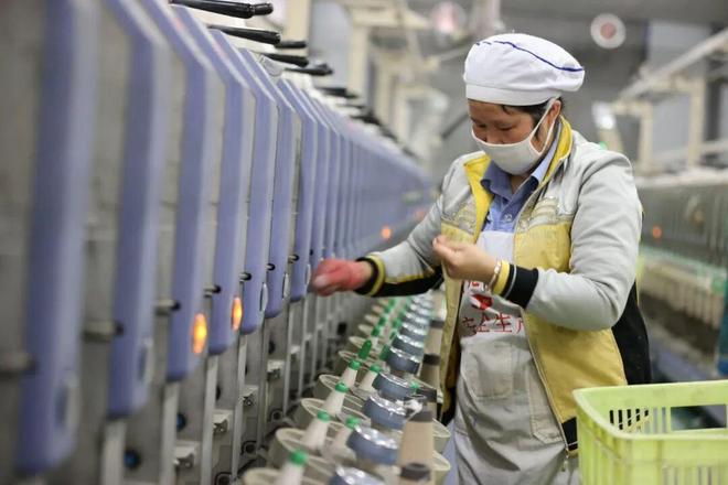 九游娱乐平台：湖北襄阳樊城区区长王鹏飞：以功能产品穿针、以织造品牌引线加快推动传统纺织产业破局新生(图3)