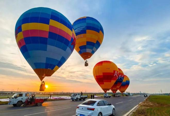 九游娱乐平台：湖北襄阳樊城区区长王鹏飞：以功能产品穿针、以织造品牌引线加快推动传统纺织产业破局新生(图1)