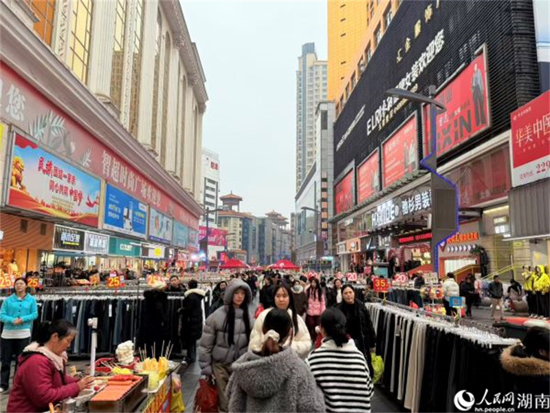 九游娱乐网站：新春走基层｜穿新衣过新年(图1)