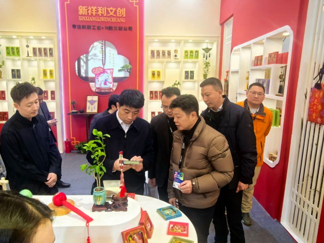 九游娱乐网站：匠心织绣焕新文创活力新祥利文创闪耀第四届上海潮玩展(图3)