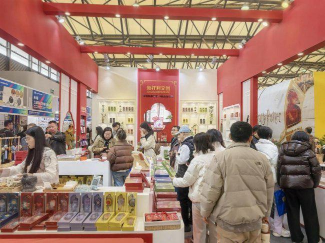 九游娱乐网站：匠心织绣焕新文创活力新祥利文创闪耀第四届上海潮玩展(图2)