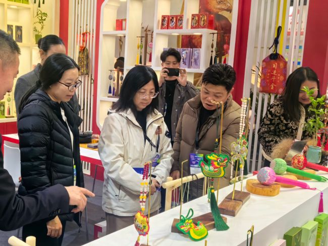 九游娱乐网站：匠心织绣焕新文创活力新祥利文创闪耀第四届上海潮玩展(图4)