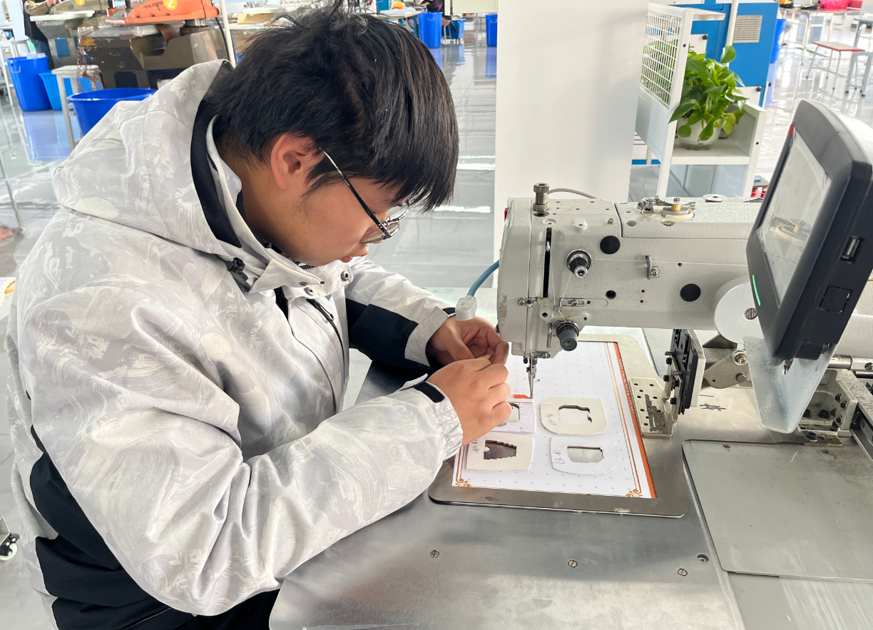 九游娱乐网站：园林街道纺织服装产业花开正艳(图1)