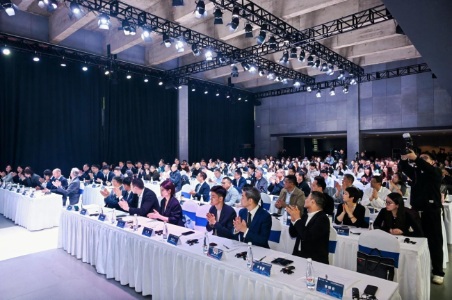 九游娱乐：聚焦AI赋能与国际合作2026海内外纺织服装供应链合作大会在昆山召开(图2)